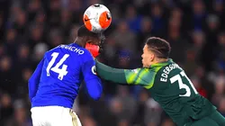 Una locura: Ederson salió lejos con los puños y el choque fue brutal