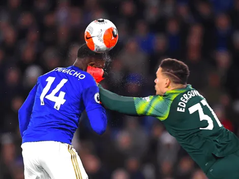Una locura: Ederson salió lejos con los puños y el choque fue brutal