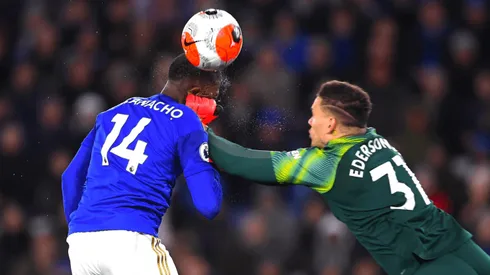 Una locura: Ederson salió lejos con los puños y el choque fue brutal