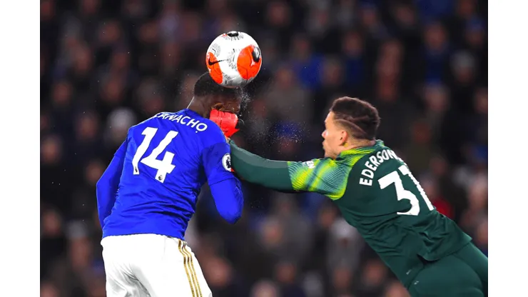 Una locura: Ederson salió lejos con los puños y el choque fue brutal