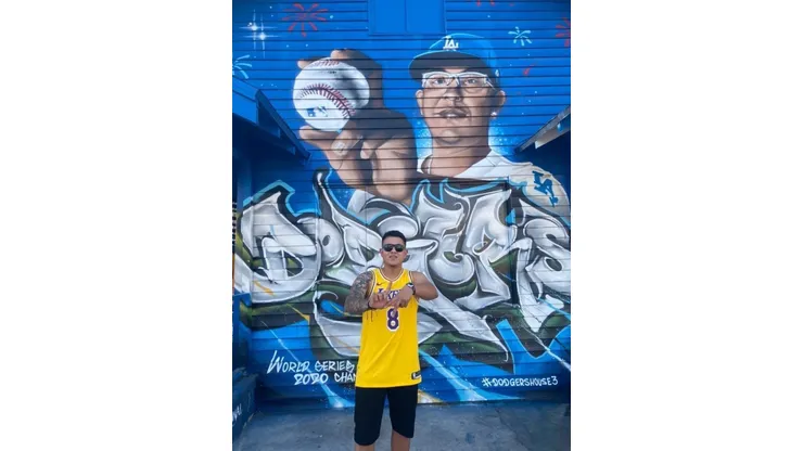 ¡Idénticos! Julio Urías presumió su nuevo mural pintado en Los Ángeles
