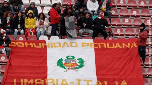Hinchada peruana alentó a Lapadula en duelo entre Benevento vs. Perugia