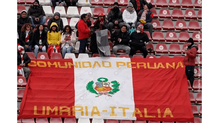 Hinchada peruana alentó a Lapadula en duelo entre Benevento vs. Perugia