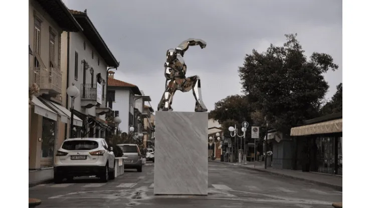Un pueblo de Italia homenajea con una espectacular estatua a Iron Man
