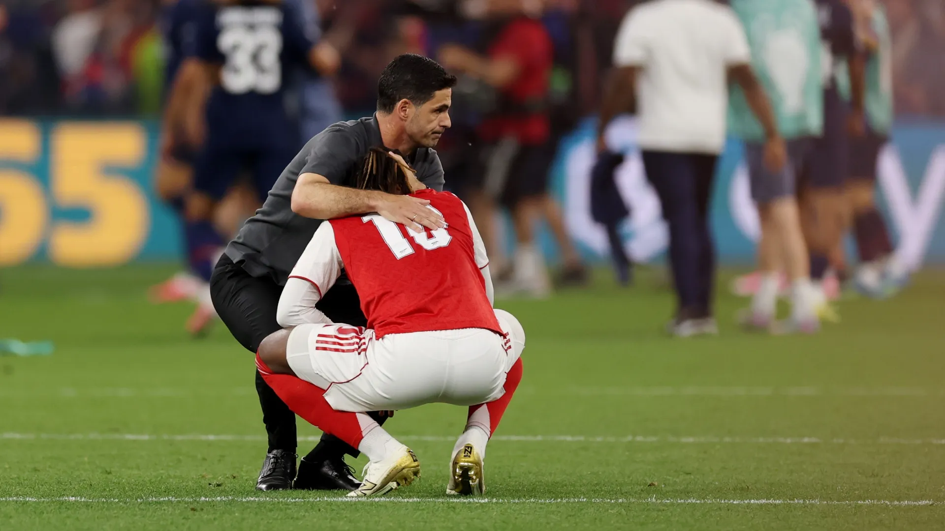 Mikel Arteta, manager of Arsenal, consoles Eberechi Eze after losing the 2026 final to PSG.
