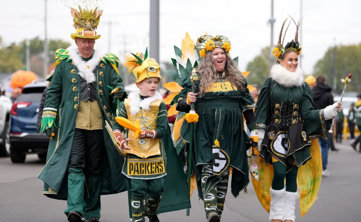 Green Bay Packers fans pose prior to a game against the Arizona Cardinals in 2024. (Source: Patrick McDermott/Getty Images)