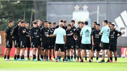 Javier Mascherano head coach of Argentina U-20 talks to the players during a training session