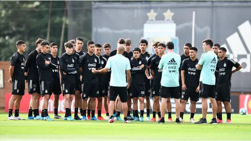 Javier Mascherano head coach of Argentina U-20 talks to the players during a training session