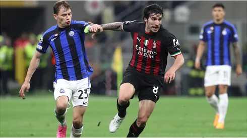 Sandro Tonali (R) of AC Milan is pressured by Nicolo’ Barella (L) of FC Internazionale