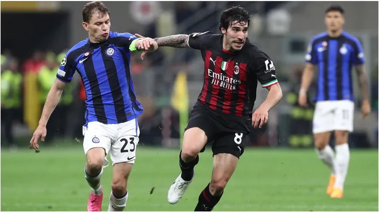 Sandro Tonali (R) of AC Milan is pressured by Nicolo’ Barella (L) of FC Internazionale