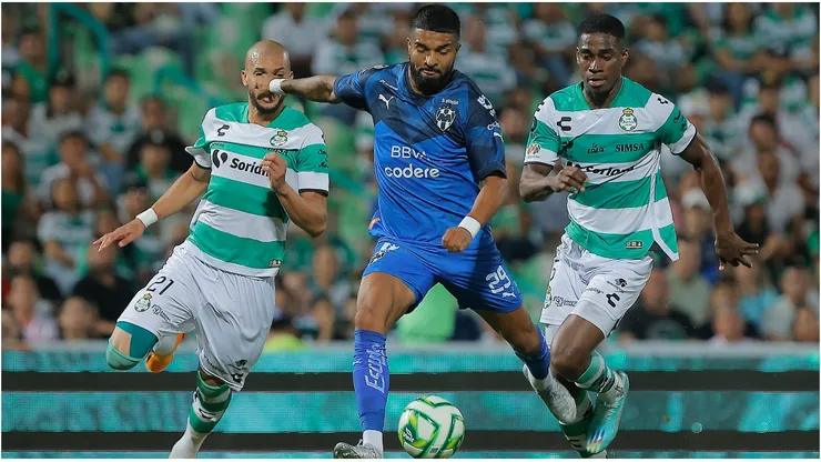 Rodrigo Aguirre of Monterrey controls the ball against Matheus Doria and Felix Torres of Santos (R)