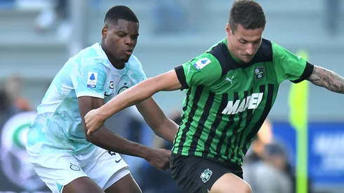 Denzel Dumfries of Inter and Andrea Pinamonti of Sassuolo