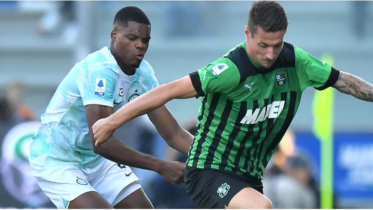 Denzel Dumfries of Inter and Andrea Pinamonti of Sassuolo