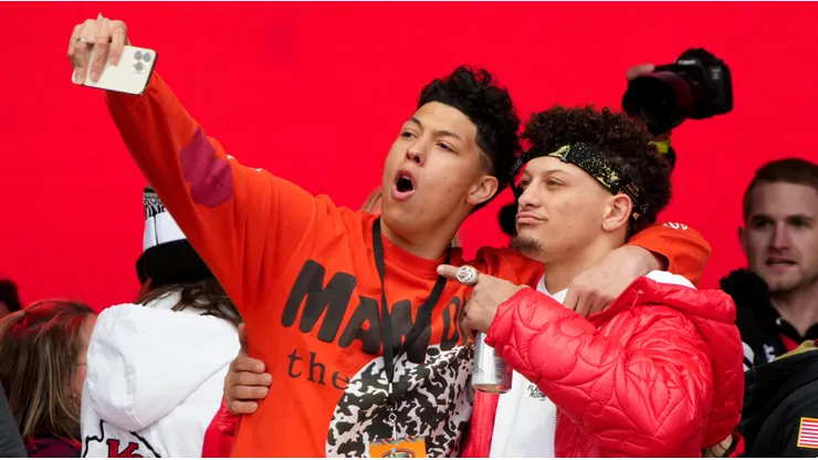 Jackson Mahomes (left) with his brother Patrick Mahomes (right) - Kansas City Chiefs - NFL 2022