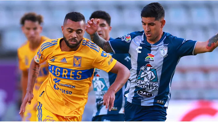 Rafael de Souza of Tigres and Victor Guzman of Pachuca