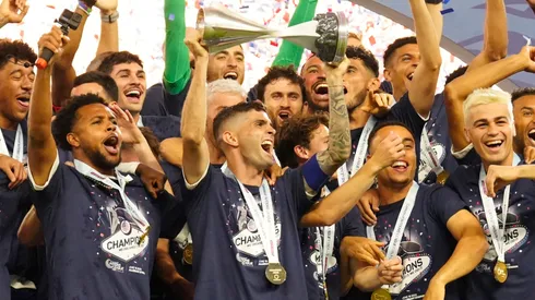 Pulisic and the USMNT celebrating the Concacaf Nations League win