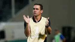 CORDOBA, ARGENTINA - FEBRUARY 06: Andre Jardine coach of San Pablo reacts during a second stage first leg play-off match between Talleres and Sao Paulo as part of Copa CONMEBOL Libertadores 2019 at Mario Alberto Kempes Stadium on February 6, 2019 in Cordoba, Argentina. (Photo by Agustin Marcarian/Getty Images)