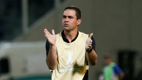 CORDOBA, ARGENTINA - FEBRUARY 06: Andre Jardine coach of San Pablo reacts during a second stage first leg play-off match between Talleres and Sao Paulo as part of Copa CONMEBOL Libertadores 2019 at Mario Alberto Kempes Stadium on February 6, 2019 in Cordoba, Argentina. (Photo by Agustin Marcarian/Getty Images)