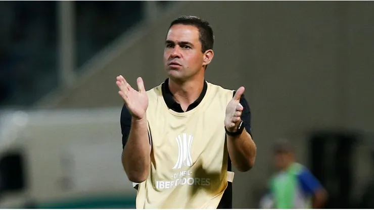 CORDOBA, ARGENTINA - FEBRUARY 06: Andre Jardine coach of San Pablo reacts during a second stage first leg play-off match between Talleres and Sao Paulo as part of Copa CONMEBOL Libertadores 2019 at Mario Alberto Kempes Stadium on February 6, 2019 in Cordoba, Argentina. (Photo by Agustin Marcarian/Getty Images)