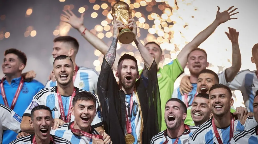 Messi lifts the FIFA World Cup (Getty Images)