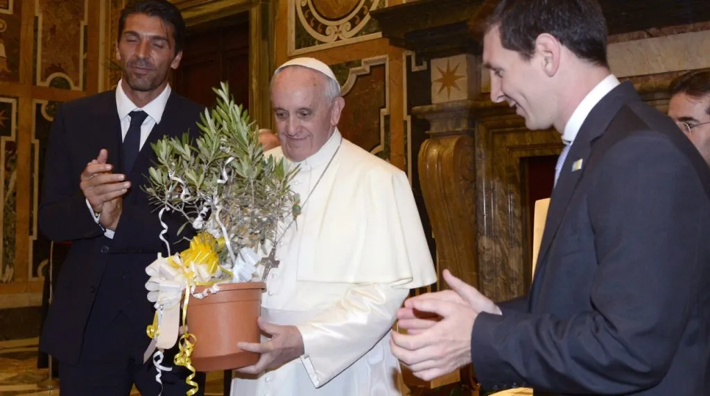 Pope Francis exchanges gifts with Gianluigi Buffon of Italy and Lionel Messi of Argentina (R) during a private audience at The Vatican on August 13, 2013 in Vatican City, Vatican. (Photo by Claudio Villa/Getty Images)