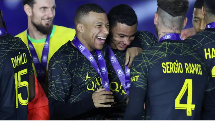 Kylian Mbappe of PSG with his teammates