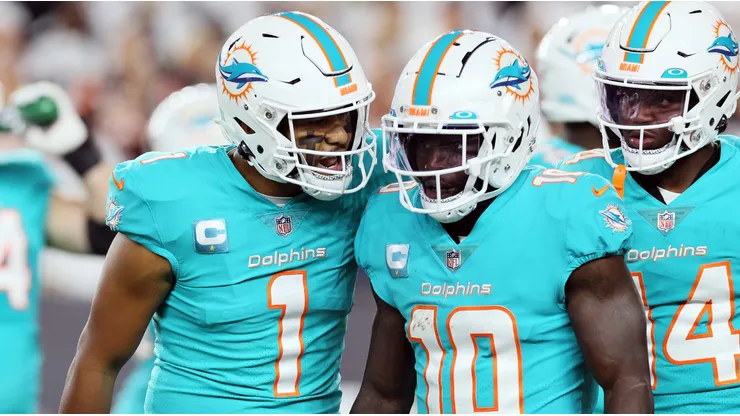 Tua Tagovailoa (left) with Tyreek Hill (right) - Miami Dolphins (NFL 2022)