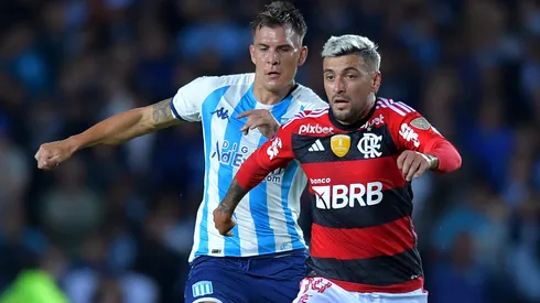 Nicolás Reniero of Racing Club and Giorgian De Arrascaeta of Flamengo
