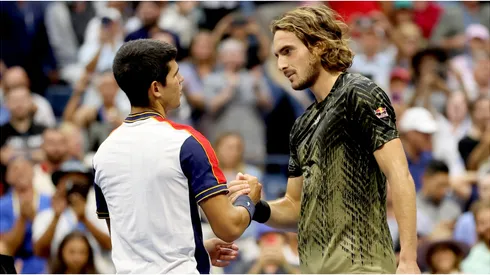 Carlos Alcaraz (L) and Stefanos Tsitsipas (R) of Greece