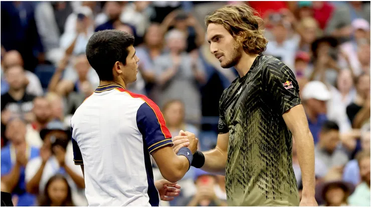 Carlos Alcaraz (L) and Stefanos Tsitsipas (R) of Greece