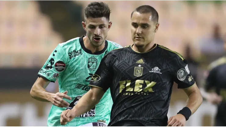 Lucas Di Yorio of Club Leon and Aaron Long of LAFC