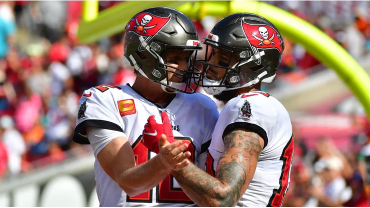 Tom Brady (left) with Mike Evans (right) - Tampa Bay Buccaneers - NFL 2021