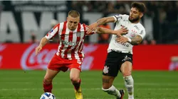 Santiago Ascacibar of Estudiantes fights for the ball with Yuri Alberto of Corinthians