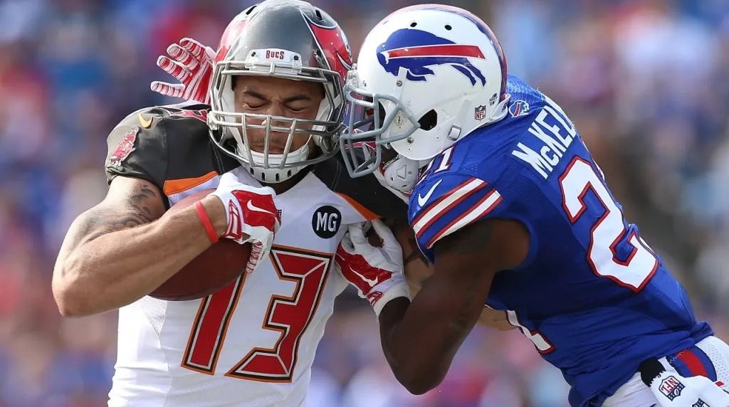Mike Evans in 2014 during a Bucs vs Bills game trying to leave Leodis McKelvin behind