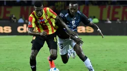 Eber Moreno of Pereira fights for the ball with Beder Caicedo of Independiente del Valle