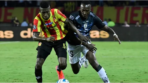 Eber Moreno of Pereira fights for the ball with Beder Caicedo of Independiente del Valle