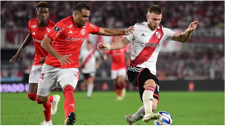Lucas Beltrán of River Plate competes for the ball with Gabriel Mercado of Internacional