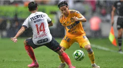 Erick Aguirre of Monterrey fights for the ball with Diego Láinez of Tigres