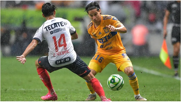 Erick Aguirre of Monterrey fights for the ball with Diego Láinez of Tigres