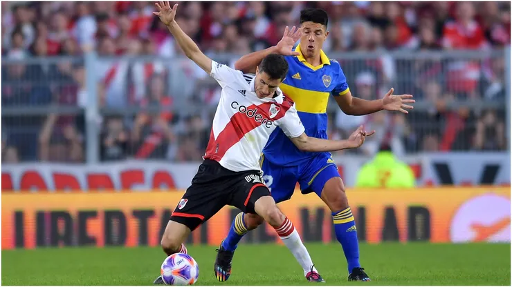Ignacio Fernández of River Plate competes for the ball with Facundo Roncaglia of Boca Juniors
