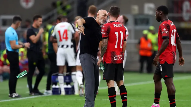Stefano Pioli, Manager of AC Milan, interacts with Christian Pulisic of AC Milan during the UEFA Champions League Group F match between AC Milan and Newcastle United FC at Stadio Giuseppe Meazza on September 19, 2023 in Milan, Italy. )