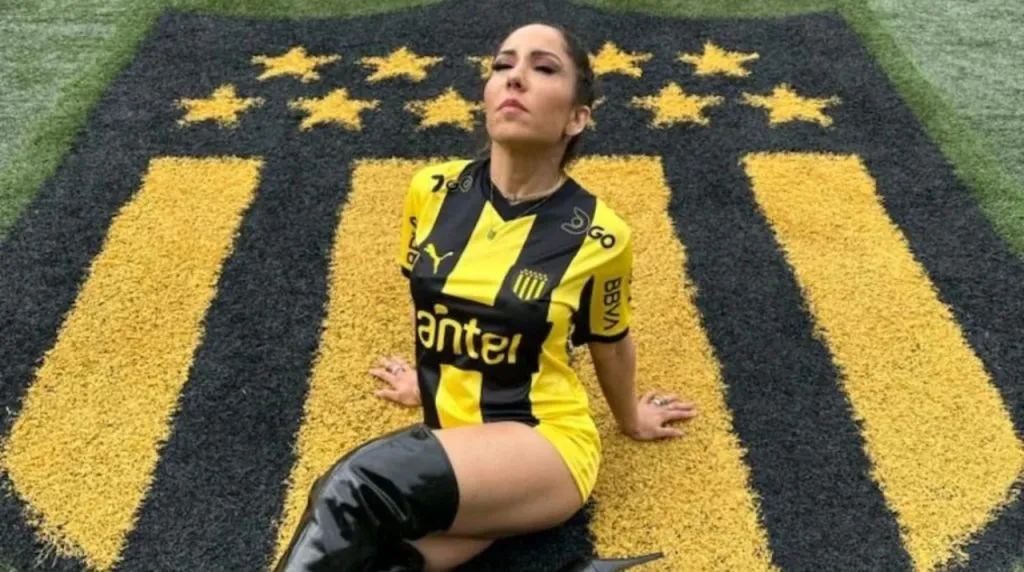 Renata Melão on the Peñarol crest (Instagram)