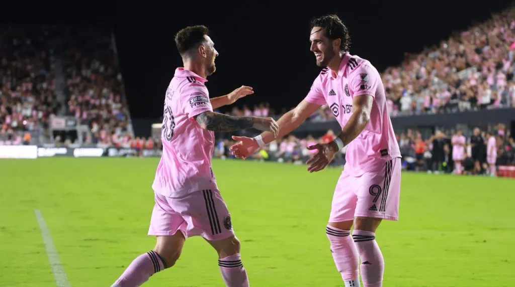 Lionel Messi (left) and Leonardo Campana. (Hector Vivas/Getty Images)