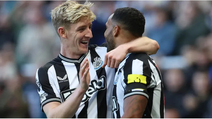 Anthony Gordon of Newcastle United congratulates Calum Wilson after he scores