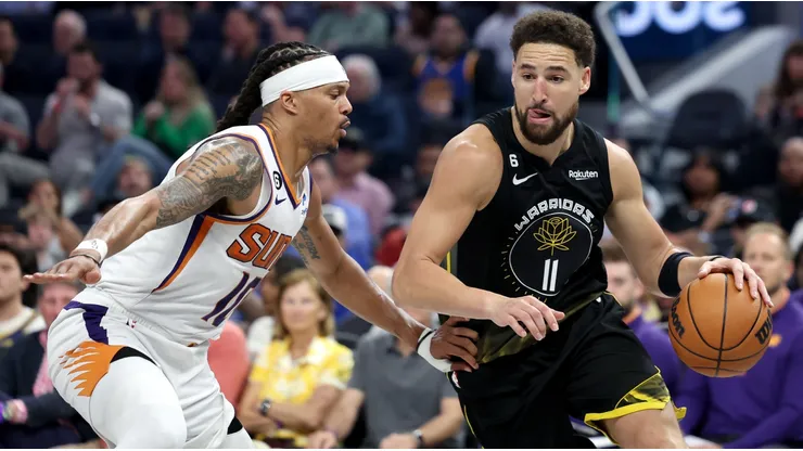 Klay Thompson #11 of the Golden State Warriors is guarded by Damion Lee #10 of the Phoenix Suns