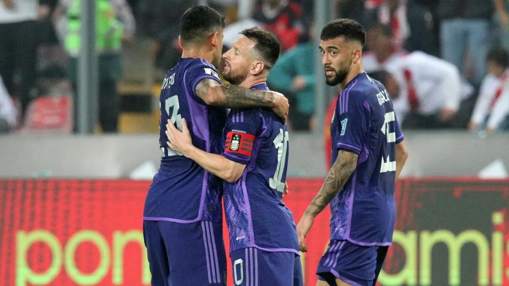 Messi celebrates with Romero and Gonzalez