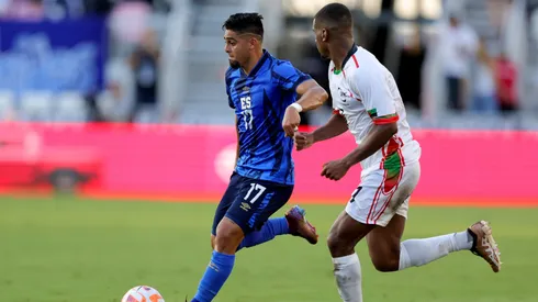 Jairo Henríquez #17 of El Salvador controls the ball against Ronny Labonne #7 of Martinique