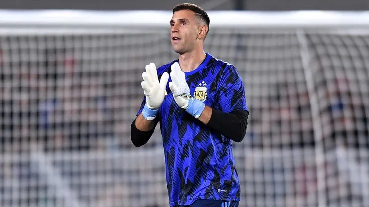 Emiliano Martinez warms Argentina