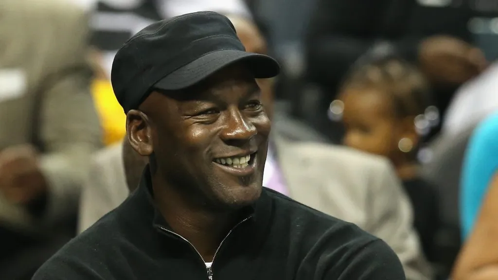 Michael Jordan watching an NBA game between the Hornets and Bulls.