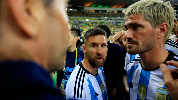 Lionel Messi of Argentina talks to teammates as as the match was delayed due to incidents in the stands during a FIFA World Cup 2026 Qualifier match between Brazil and Argentina at Maracana Stadium on November 21, 2023 in Rio de Janeiro, Brazil. (Photo by Buda Mendes/Getty Images)